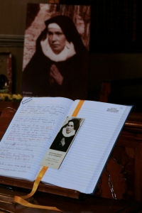 Il libro sul quale i devoti scrivono i loro pensieri a suor Veronica (1896-1964)